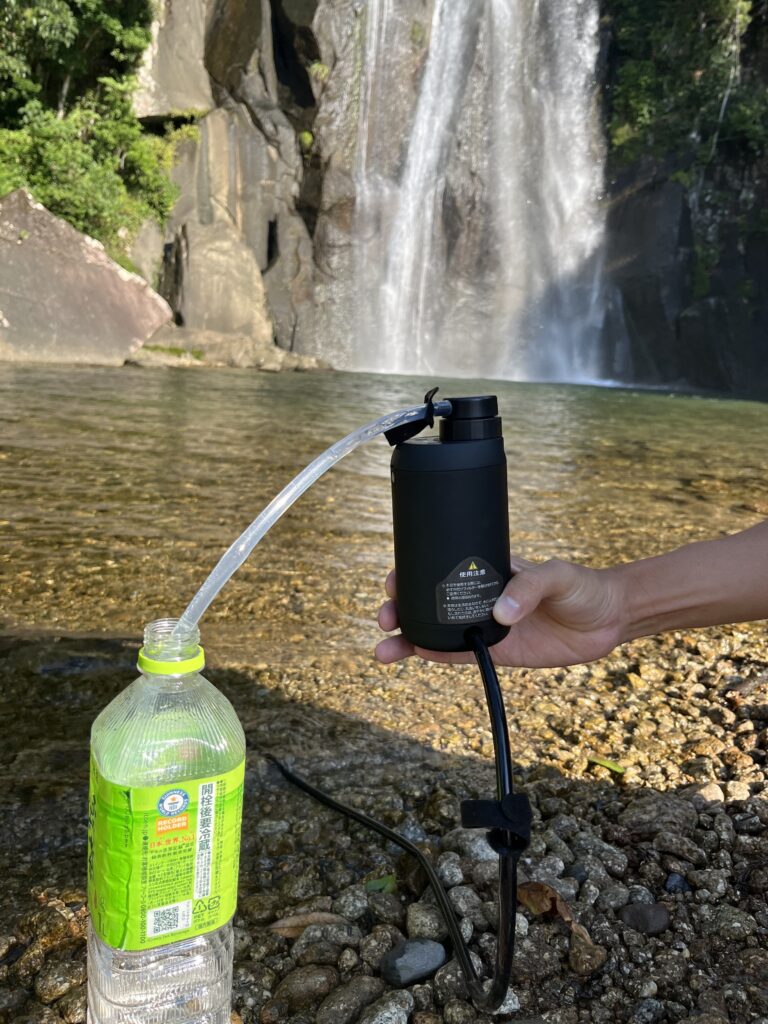 滝の水を濾過して飲む